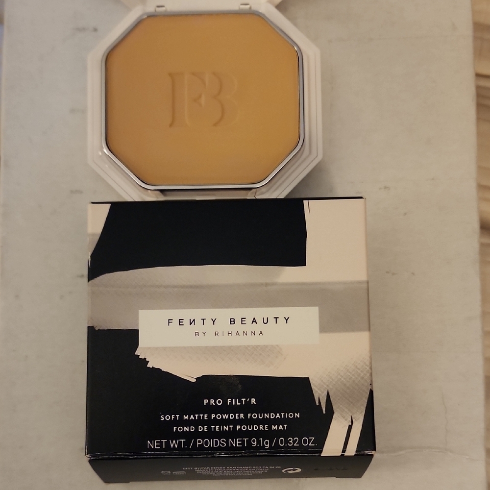 Fenty Beauty Pro Filt'r Soft Matte Powder Foundation - Black and Cream - Picture 4 of 4